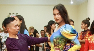 Siêu mẫu Nga casting trình diễn trang phục NTK Việt tại Tuần lễ Thời trang Thế giới