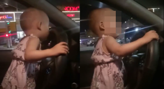 Bé gái 2 tuổi cầm vô lăng lái xe trên quốc lộ, mẹ vô tư quay video