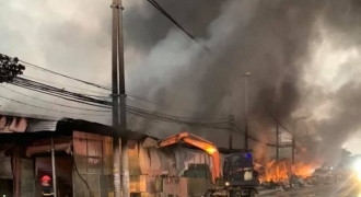 Thanh Hóa: Cháy chợ Còng, hàng trăm ki ốt bị thiêu rụi