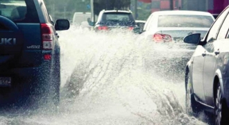 Lái ô tô sau mưa lớn: 5 điều cần làm ngay để xe không hư hỏng