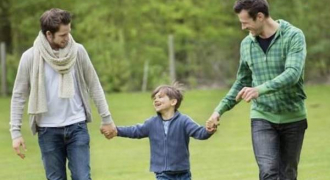Cặp đôi đồng tính có quyền nhận con nuôi không?