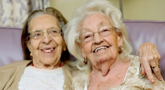 80 năm làm bạn, cùng nhau vào viện dưỡng lão vì không thể... xa nhau
