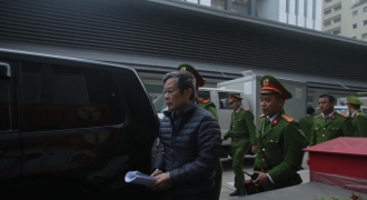 Cảnh sát dẫn giải 2 cựu bộ trưởng Trương Minh Tuấn và Nguyễn Bắc Son đến tòa