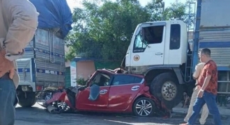 Bình Thuận: Xe tải gây tai nạn liên hoàn, kẹp nát xe con
