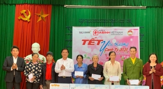 Báo Gia đình Việt Nam trao quà Tết cho các hộ nghèo ở Nghệ An, Tuyên Quang
