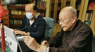 Giáo sư 90 tuổi mở lớp học trực tuyến giữa mùa dịch Covid-19