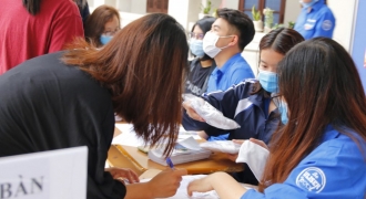 Hà Nội: Nhà trường phát khẩu trang miễn phí, đo thân nhiệt cho sinh viên