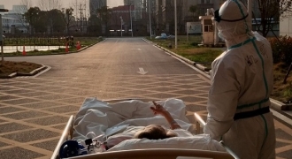 Cảm động hình ảnh bệnh nhân cùng bác sĩ Vũ Hán ngắm hoàng hôn sau hơn 1 tháng 