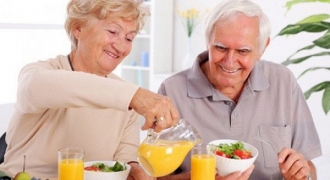 5 nhóm thực phẩm cần thiết cho người cao tuổi mùa dịch