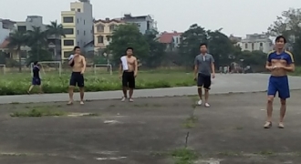 Hà Nội: Người dân không đeo khẩu trang, trèo tường vào SVĐ đá bóng, chạy bộ