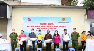 Dược phẩm Tâm Bình phối hợp CA phường Ngọc Khánh - Hà Nội hỗ trợ gia đình khó khăn bởi Covid-19
