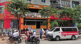 Phong tỏa, phun khử trùng cửa hàng Pizza tại Hà Nội nơi có trường hợp nghi mắc COVID-19