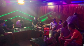 Bất chấp giãn cách xã hội, 24 thanh niên “mở tiệc” ma túy trong quán karaoke