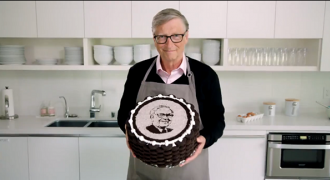 Tỷ phú Bill Gates tự tay làm bánh tặng sinh nhật Warren Buffett
