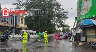 Thừa Thiên Huế: Bão càn quét, xe cộ, cây cối bị quật đổ