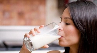 Tại sao nên uống sữa trước khi đi ngủ?