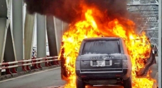 Hà Nội: Xế sang Range Rover bốc cháy ngùn ngụt trên cầu Chương Dương