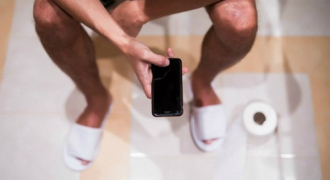 Vì sao không nên sử dụng điện thoại trong nhà vệ sinh?