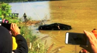 Thanh Hóa: Ô tô con lao xuống sông 3 người tử nạn