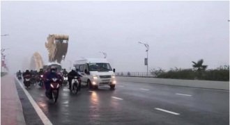 Xe buýt đi chậm trên cầu để chắn gió to cho xe máy: Hành động đẹp giữa bão lũ