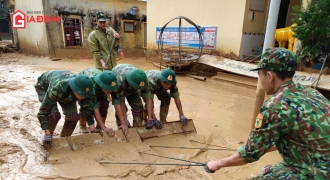 Lính biên phòng còng lưng cào bùn để học sinh trở lại lớp