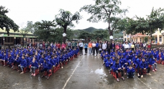 Chubb Life Việt Nam trao tặng hơn 15.000 chiếc áo ấm cho trẻ em vùng lũ