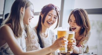 Tại sao phụ nữ nên uống 1 cốc bia mỗi ngày?