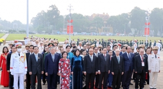 2.300 đại biểu dự Đại hội thi đua yêu nước toàn quốc lần thứ X vào Lăng viếng Chủ tịch Hồ Chí Minh