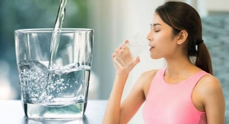 Điều gì xảy ra với cơ thể khi uống quá nhiều nước?