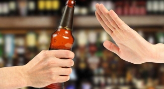 Ép người khác uống rượu bia vào ngày Tết: Bị xử phạt thế nào?