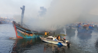 Cháy tàu cá liên hoàn ở Đà Nẵng sáng mùng 3 Tết