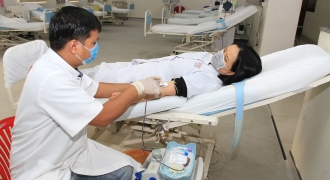 Những “blouse trắng” tham gia hiến máu cứu người đầu Xuân
