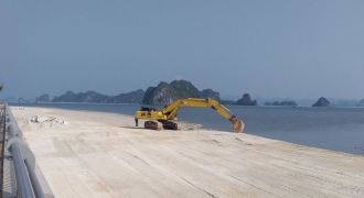 Phạt 100 triệu đồng Công ty Phương Đông đổ đất trái phép ra vịnh Bái Tử Long
