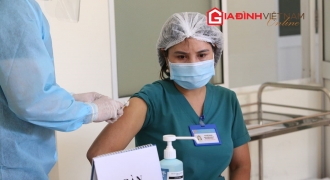 Ảnh: Nhân viên y tế Đà Nẵng tiêm vắc xin Covid-19