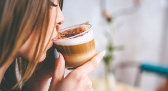 Nhiều người thích uống trà nhưng 5 lý do này cho thấy uống cà phê buổi sáng tốt hơn