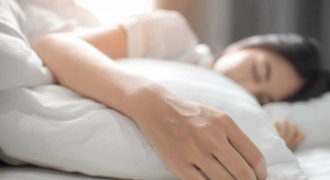 Tại sao có hiện tượng tê tay khi ngủ?