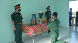 Nghẹn ngào chiến sĩ trẻ lập bàn thờ tạm tiễn biệt mẹ lần cuối