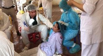 Xúc động hình ảnh y, bác sĩ tại Bắc Ninh tranh thủ từng bữa ăn, giấc ngủ để chống dịch