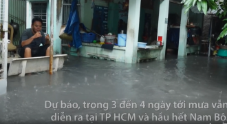 Nước ngập cả mét trong nhà dân ở TP HCM