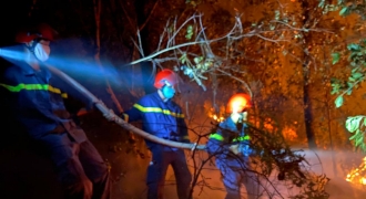 Gần 1000 người xuyên đêm dập lửa cứu rừng thông ở Thừa Thiên Huế