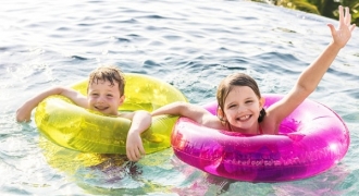 9 lời khuyên giúp trẻ an toàn khi đi bơi ngày hè