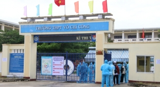 Sĩ tử liên quan ca Covid-19 ở Đà Nẵng mặc đồ bảo hộ làm thủ tục thi tốt nghiệp