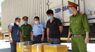 Nghệ An bắt xe tải chở hàng nghìn bao thuốc lá lậu