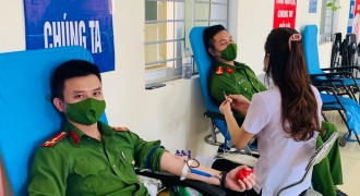 4 chiến sỹ Công an Nghệ An hiến máu cứu sản phụ qua cơn nguy kịch