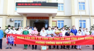 32 nhân viên y tế Hà Tĩnh lên đường chi viện Bình Dương chống dịch