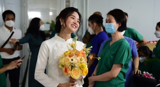 Đám cưới “có 1 không 2” của nữ điều dưỡng trong bệnh viện dã chiến ở TP.HCM