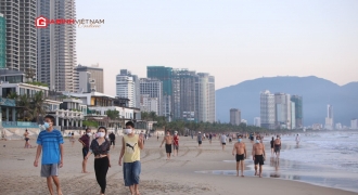 Người dân Đà Nẵng háo hức tắm biển từ sáng sớm sau 75 ngày cách ly