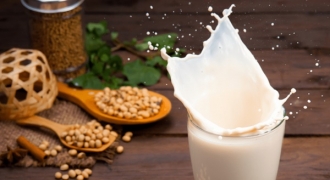 Bị ung thư có nên uống sữa đậu nành không?