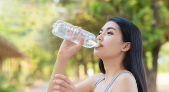 Điều gì xảy ra với cơ thể khi uống đúng lượng nước mỗi ngày?