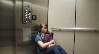Kỹ năng sinh tồn khi bị kẹt trong thang máy